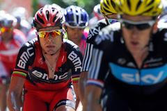 Britský cyklista Bradley Wiggins (vpravo) a vlevo jedoucí Australan Cadel Evans během sedmé etapy Tour de France 2012.