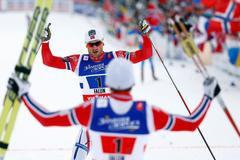 Finn Haagen Krogh a Petter Northug slaví vítězství ve sprintu dvojic na MS 2015