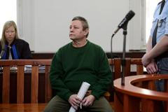 Muž obžalovaný z vraždy družky u soudu