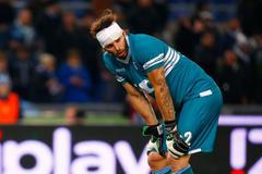 Brankář Lazia Federico Marchetti  dohrával zápas s AS Řím s obvázanou hlavou.