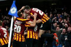 Radost hráčů třetiligového Bradfordu z vyřazení Chelsea v Anglickém poháru.