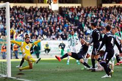 Karim Benzema z Realu dává gól do sítě Juana Carlose Martina Corrala z Cordoby.