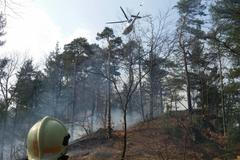 Hasiči likvidují požár na Červeném vrchu v Děčíně