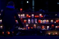 Svíčky u Gymnázia Josefa Königa v městečku Haltern am See v Severním Porýní-Vestfálsku.