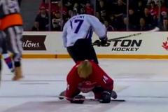 Travis Konecny takto sestrelil Filipa Chladíka