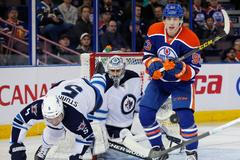 Ondřej Pavelec v zápase Winnipegu s Edmontonem
