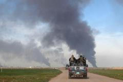 Iráčtí vojáci u ropného pole Chabbáz.