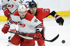 Andrej Nestrašil (Carolina) a Milan Michálek (Ottawa) v NHL 2014-15