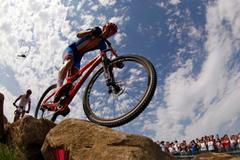 Český bikrosař Jaroslav Kulhavý jede ve zlatém závodě v horských kolech na OH 2012 v Londýně.