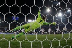 LM: Basilej-Porto: Tomáš Vaclík dostává gól z penalty