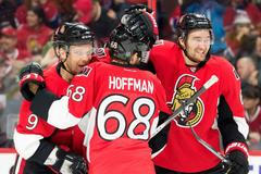 Milan Michálek se spoluhráči slaví gól