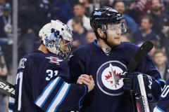 NHL, Washington - Winnipeg Jets: Ondřej Pavelec (31) a Adam Lowry (17) z Jets