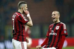 Menez a Luca Antonelli slaví gól AC Milán