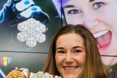 Šárka Strachová se svými medailemi z MS ve sjezdovém lyžování