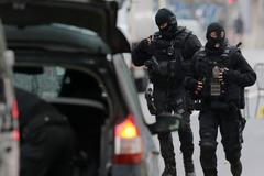 Francouzští těžkooděnci v Montrouge u Paříže.