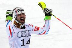 Jean-Baptiste Grange oslavuje zlato ze slalomu