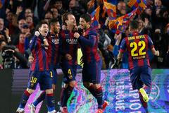 Ivan Rakitič z Barcelony (uprostřed)) slaví gól v síti  Manchesteru City.