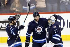Arizona Coyotes - Winnipeg Jets: Andrew Ladd (16), Anthony Peluso (14) a Ondřej Pavelec (31)