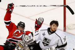 Patrik Eliáš a Jonathan Quick ve finále play-off NHL