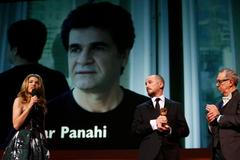 Předseda poroty Aronofsky drží Zlatého medvěda pro nejlepší film Taxi íránského režiséra Džafara Panahího.