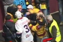 VIDEO Fanoušek Jihlavy dal pěstí hráči Chomutova