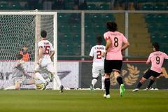 Paulo Dybala (9) z Palerma skóruje do sítě brankáře AS Řím Morgana De Sanctise.