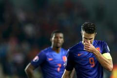 Smutný Robin van persie po prohraném zápase s Českem