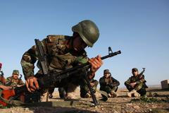 Přislušník kurdských jednotek při výcviku na severu Iráku.