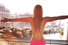 Topless Tour - ženy se fotí nahoře bez