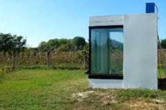 Muž staví vodní dům