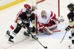 Petr Mrázek a Sidney Crosby v utkání NHL