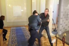 Poslanci ukrajinského parlamentu se poprali