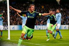Fotbalista Ajaxu Amsterdam Siem de Jong slaví gól v utkání proti Manchesteru City během Ligy mistrů 2012/13.