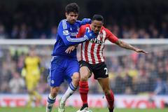 Diego Costa a Nathaniel Clyne v zápase Chelsea vs. Southampton
