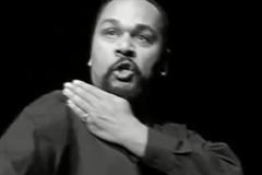 Komediant Dieudonné a jeho antisemitský pozdrav "quenelle"