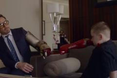 Iron Man předává postiženému chlapci bionickou ruku