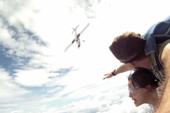 Letadlo těsně minulo parašutisty. Ti vše natočili