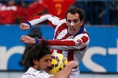 Diego Godin (Atletico Madrid) a Sammi Khedira (Real Madrid) v La Lize 2014-15