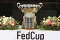Trofej pro vítěze Fed Cupu během losu ve finále Fed Cupu 2012.