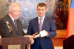 Zeman s Babišem stříhají dluhopis a čtyři milióny