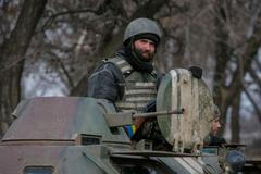 Ukrajinský voják na obrněném transportéru u Debalceve.