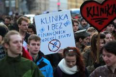Demonstrace na podporu squatu Klinika