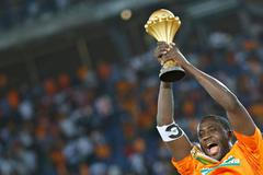 Yaya Touré s trofejí pro šampiona mistrovství Afriky 2015