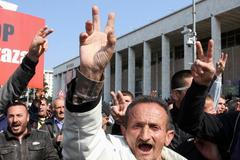 Demonstrace v Tiraně