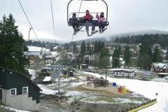 V Harrachově se pořád lyžuje