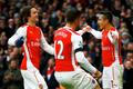 Hráči Arsenalu slaví gól (Sánchez, Rosický, Giroud)
