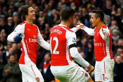 Hráči Arsenalu slaví gól (Sánchez, Rosický, Giroud)