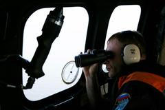 Vytahování trosek letounu airbus A320-200  letecké společnosti AirAsia