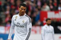 Cristiano Ronaldo smutní po porážce Realu v derby s Atlétikem