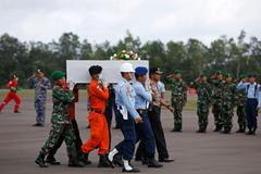 Vytahování trosek letounu airbus A320-200  letecké společnosti AirAsia